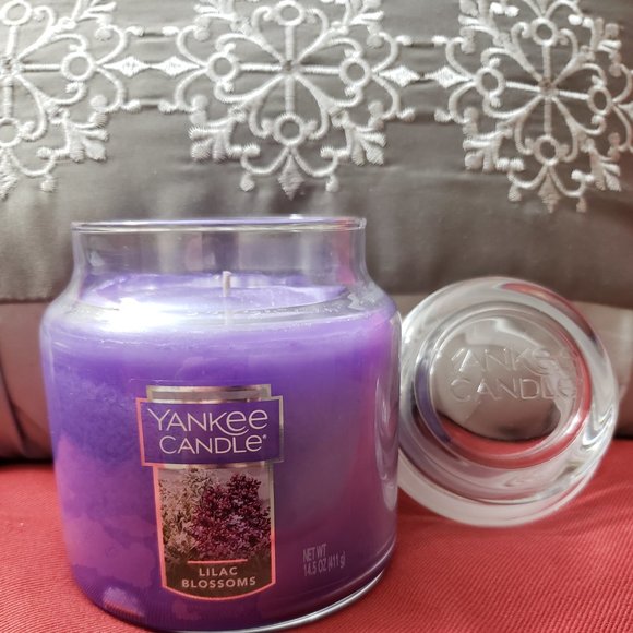Yankee Candle-Lilac Blossoms - Picture 4 of 5